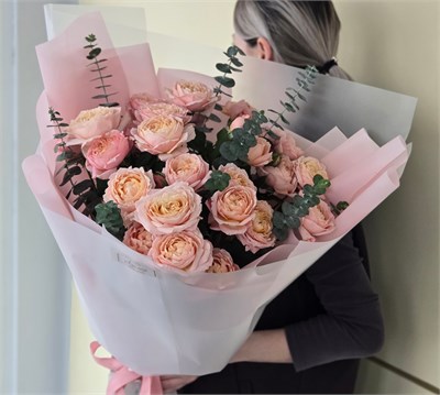 Нежная кустовая роза с эвкалиптом 3245