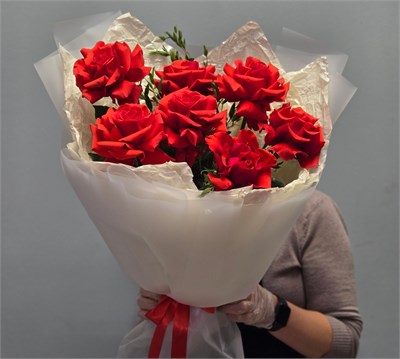 Букет из 7 роз с эвкалиптом 3288