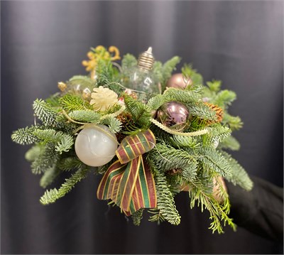 Зимний букет с игрушками и лентами 3301