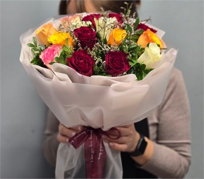 №21 Букет из разноцветных роз Кения с лимониумом 3345