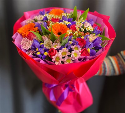 Букет праздничный с ирисами 3371