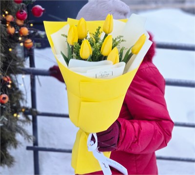 Букет из желтых тюльпанов с солидаго 3375