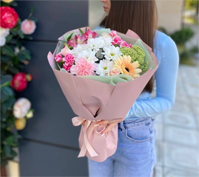 №15 Букет из кустовой гвоздики, альстромерий и сантини 3630