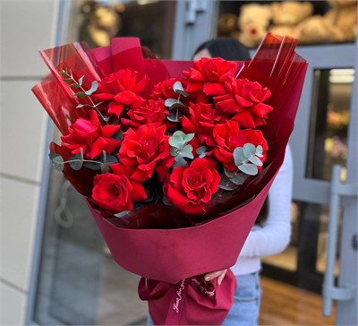 Букет из 11 ярких французских роз 3749
