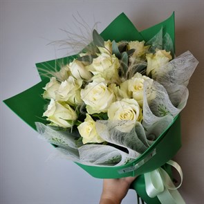 №9 Букет белых роз с зеленью