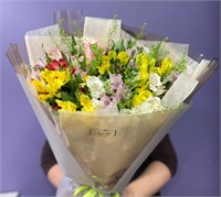 Яркая альстромерия с зеленью 3276