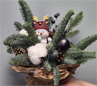 Новогодняя композиция с игрушечным человечком и хлопком 3297