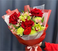 №19 Букет из французских роз, альстромерий, орхидей  и диантусов с топпером 3343