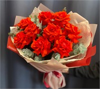 Букет из 9 алых роз с эвкалиптом 3364