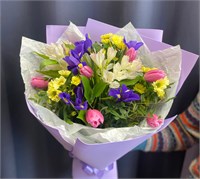 Букет из альстромерий, ирисов, тюльпанов и сантини 3374
